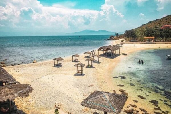 tour đảo yến nha trang tàu gỗ