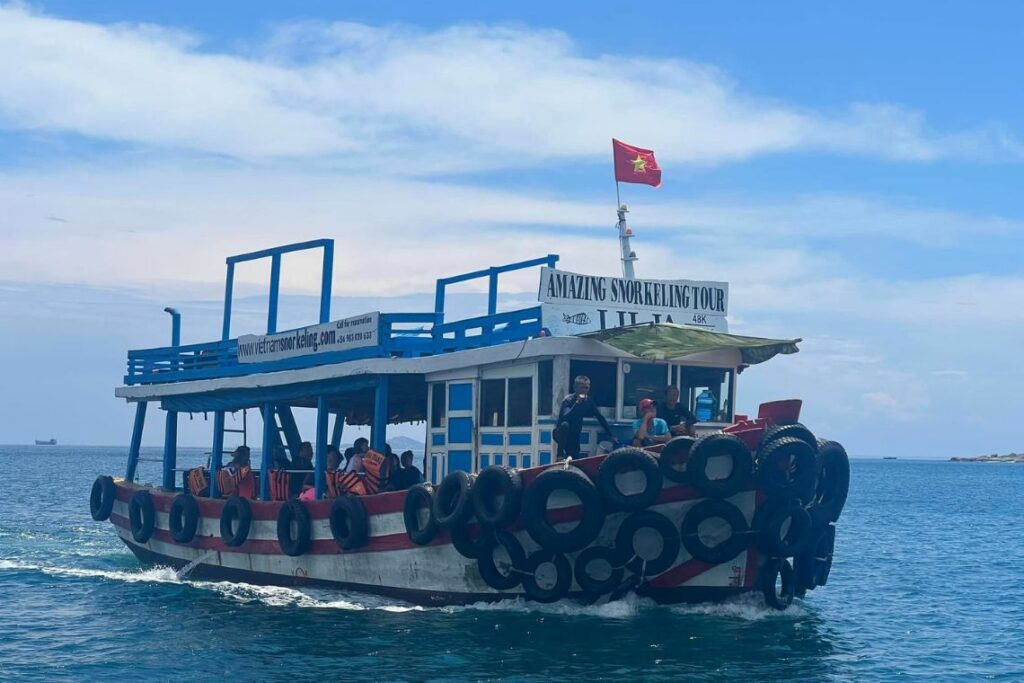thuê tàu gỗ nha trang
