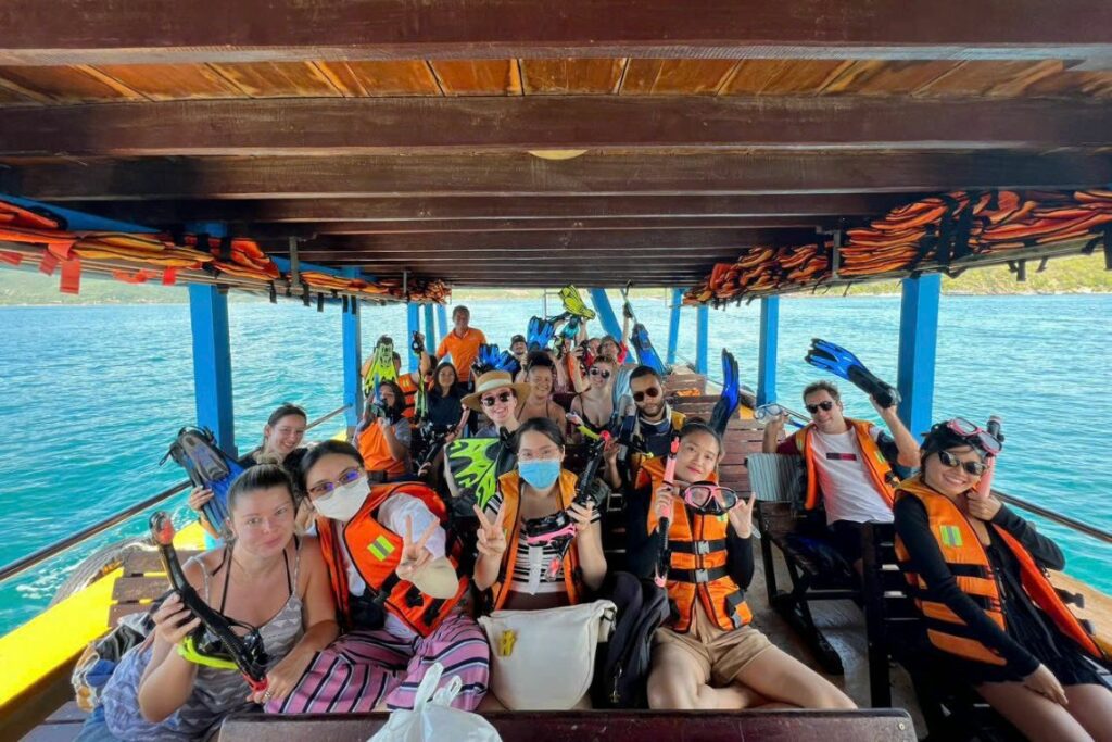 thuê tàu gỗ nha trang